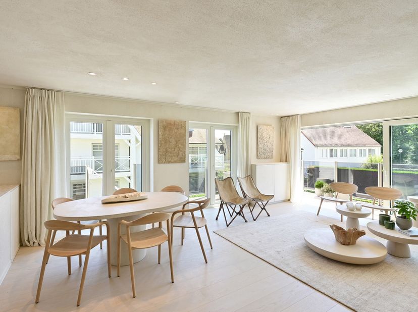 Prachtig vernieuwd appartement (130m²) met 3 volwaardige slaapkamers en verschillende terrassen, dit op 500meter van het strand te Duinbergen.&lt;br /&gt;
H