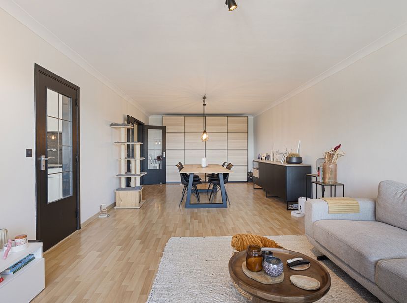 Cet appartement de 110 m² bien entretenu et prêt à emménager avec beaucoup d&#039;espace, de lumière et de confort est situé au quatrième étage. L&#039;appartem