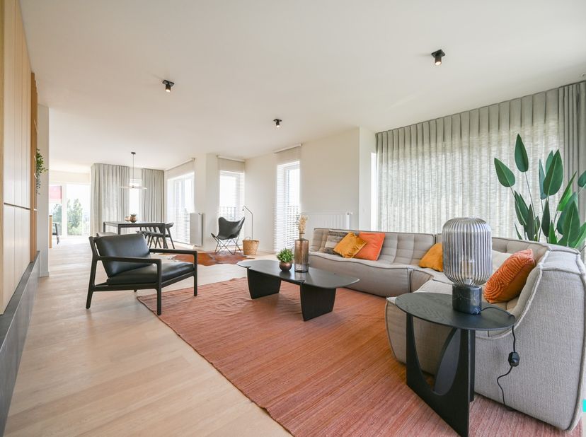 Ontdek dit prachtige penthouse op de vijfde verdieping van residentie &#039;Ingelgoed&#039; in hartje Ingelmunster. Met drie slaapkamers, een ruime lichtrijke l