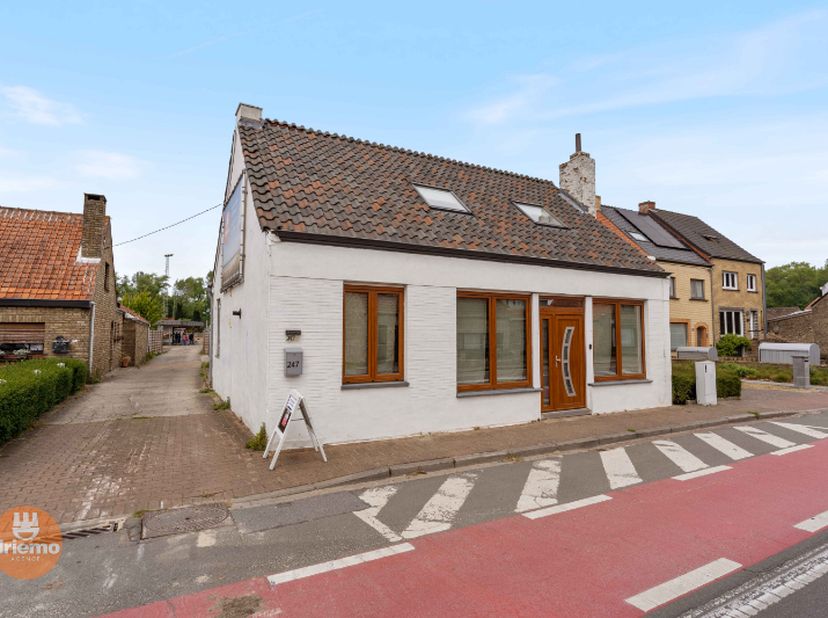 Maison prête à emménager avec 3 chambres, garage (et 3 emplacements de parking), jardin, grande terrasse et cave.&lt;br /&gt;
La maison est agencée comme su