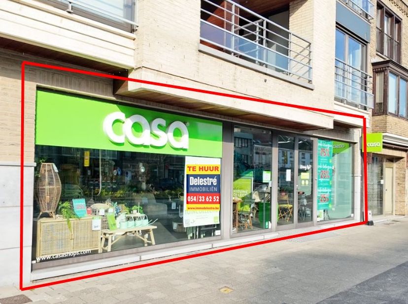 Bent u op zoek naar een goed gelegen handelsruimte met uitstekende zichtbaarheid? Deze ruime winkelruimte in de levendige Stationsstraat, vlak bij de