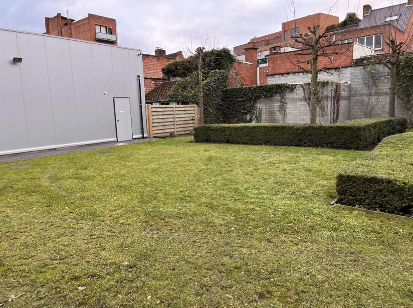 In de zilverstraat, de straat die loopt van de kerk naar de Boelare, parallel met de markt hebben we 4 autostaanplaatsen te huur. Deze zijn toegankeli