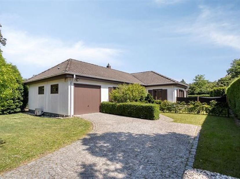 LAAGBOUWVILLA OP TOPLOCATIE MET 3 SLAAPKAMERS, 2 GARAGES EN GROTE TUIN OP 11A36CA.&lt;br /&gt;
 Residentiële en rustige ligging in een kindvriendelijke en a