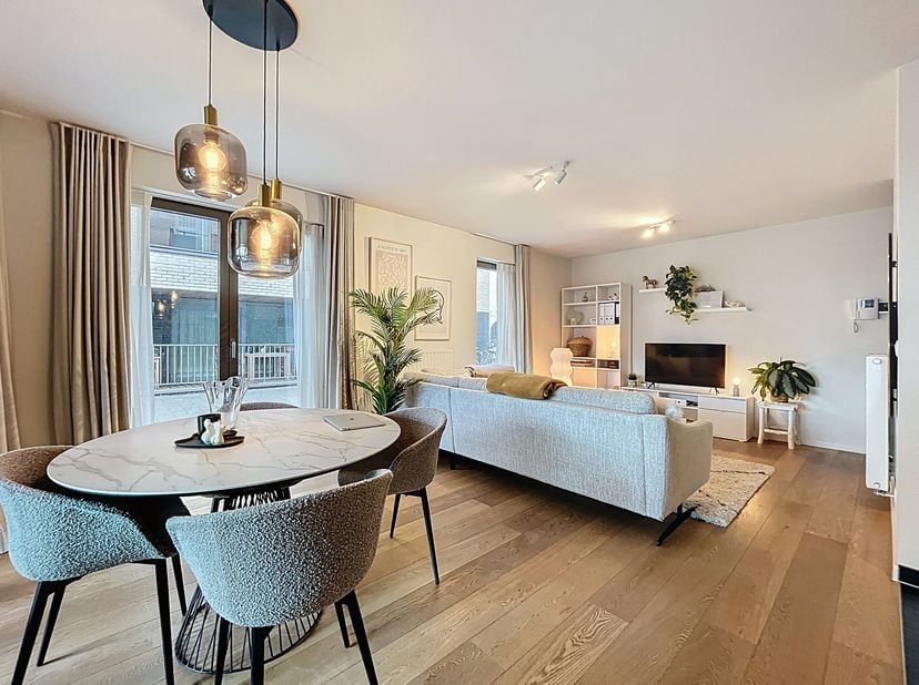 Cet appartement d&#039;une chambre confortablement meublé d&#039;une superficie de 61 m² offre tout le confort. &lt;br /&gt;
Situé à proximité du sud de Gand, vous bé
