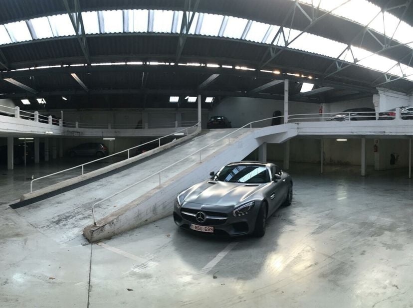 Goed onderhouden garagecomplex bestaande uit enkele- en staanplaatsen in cascade.&lt;br /&gt;
Gelegen tussen de Jan Van Rijswijcklaan, Markgravelei en de Ka