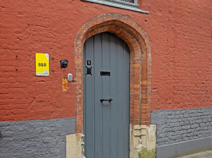 In het charmante Sint-Annakwartier, in Brugge, ligt deze uitzonderlijk gerenoveerde herenwoning. De woning, momenteel succesvol uitgebaat als B&amp;B met