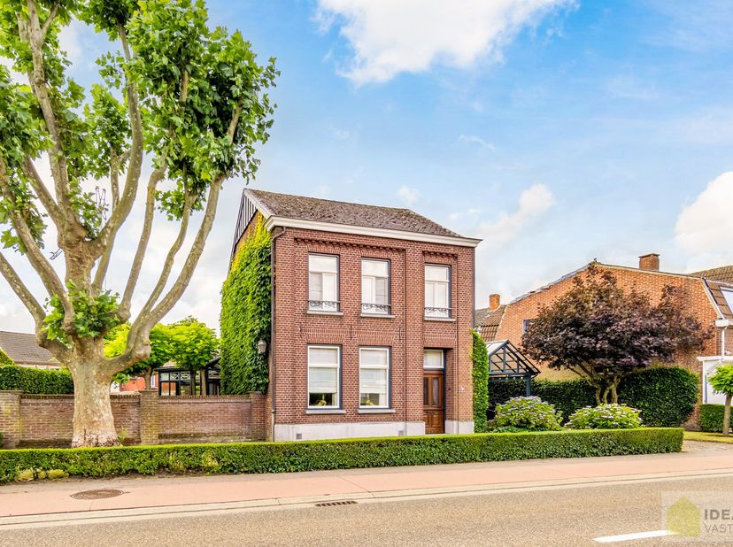 RUIME, CHARMANTE EN INSTAPKLARE WONING IN HARTJE HAMONT! HEERLIJKE WOONKAMER VOORZIEN VAN PARKET EN MET HAARD, LICHTRIJKE KEUKEN MET DIRECTE TOEGANG T