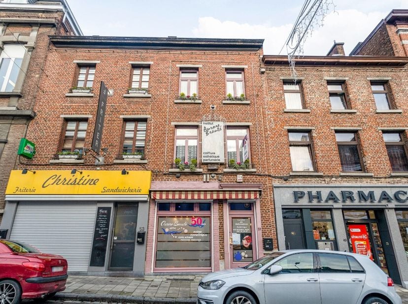 Vous avez toujours rêvé d&#039;ouvrir votre commerce dans le centre-ville de Soignies ? ERA Welchome vous présente cet immeuble mixte comprenant un commerc
