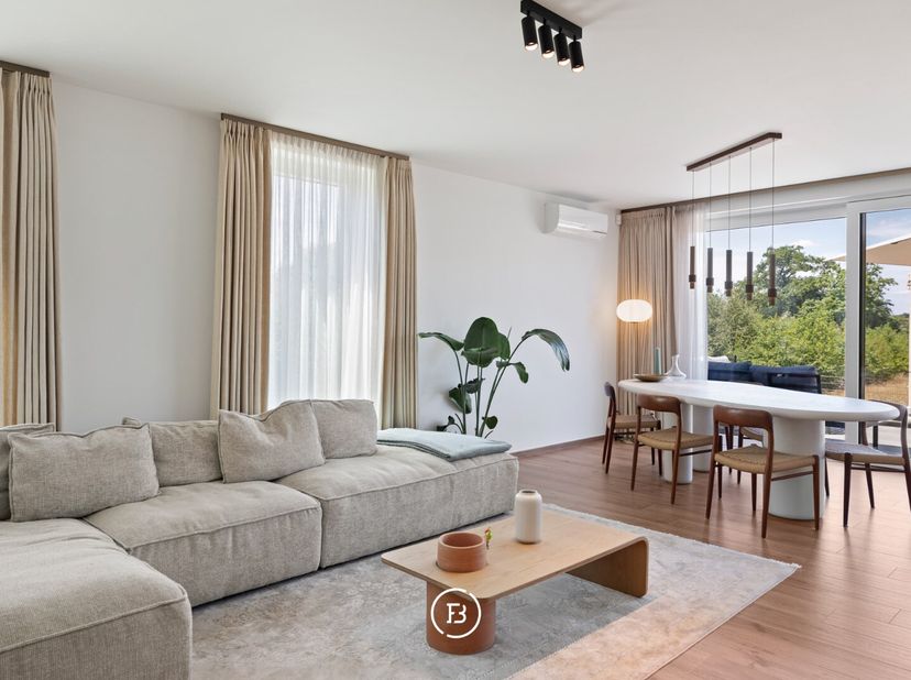 Dans une résidence neuve de petite taille et contemporaine se trouve cet appartement de plain-pied prêt à emménager, avec une magnifique vue dégagée s