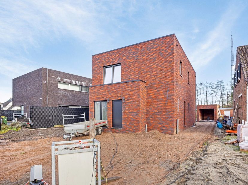 Deze prachtige vrijstaande nieuwbouwwoning in Mol is de perfecte woning voor wie op zoek is naar ruimte en comfort. Het huis is gelegen op een perceel