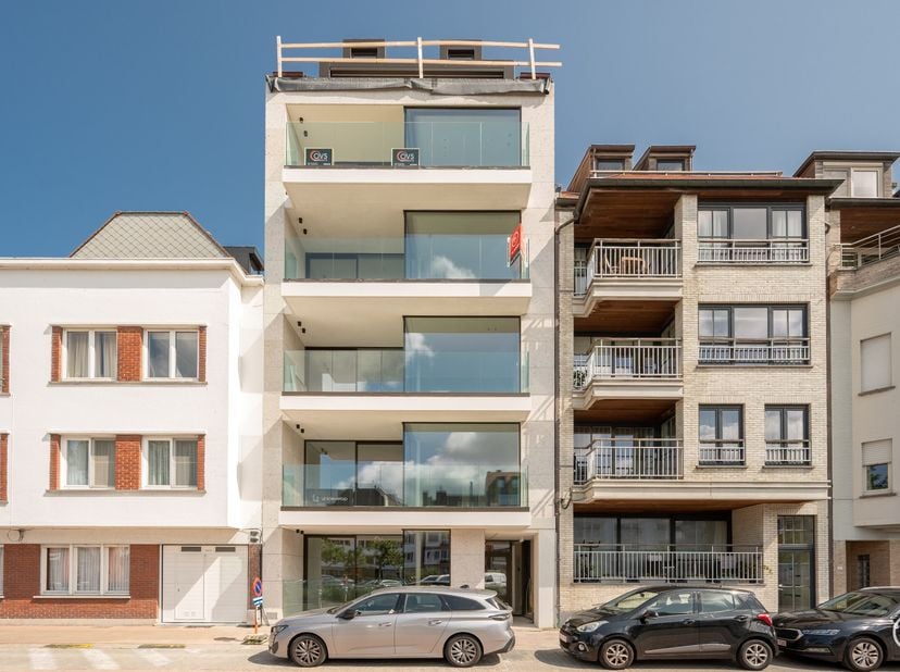 Appartement exclusif neuf avec trois chambres au cur de Knokke&lt;br /&gt;
Situé dans un emplacement de premier choix à proximité du Zegemeer et à distance