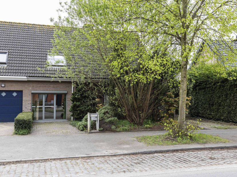 HALFOPEN BEBOUWING NABIJ GENTBRUGSE MEERSEN &lt;br /&gt;
 &lt;br /&gt;
Rustig gelegen in een residentiele wijk en op wandelafstand van de Gentbrugse Meersen.  &lt;br