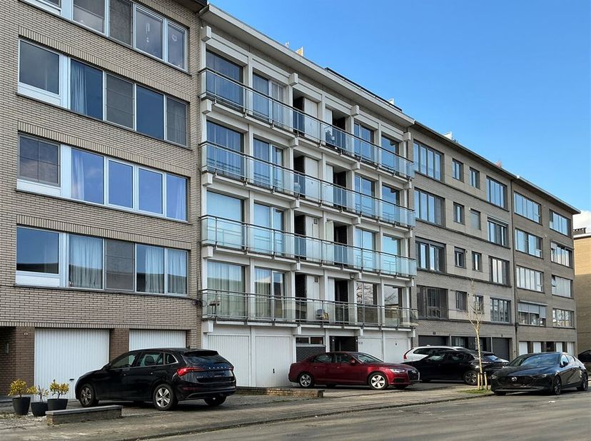 Dans un quartier résidentiel populaire, à quelques pas du magnifique château de Cantecroy, nous trouvons cet agréable et lumineux appartement de 2 cha