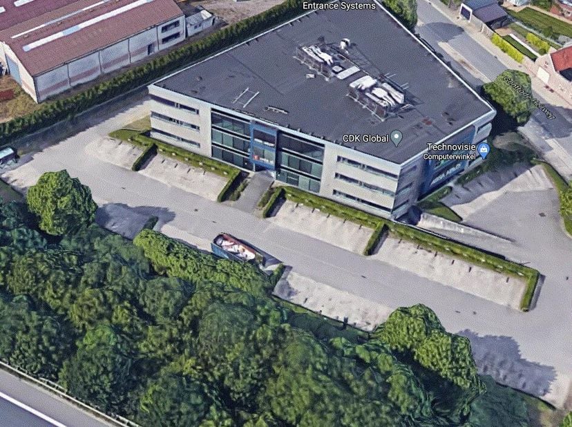 Dit zeer mooie kantorencomplex van 3.575 m² bestaande uit 3 verdiepingen (glv + 2) en 111 parkeerplaatsen, biedt u een rendement van 7% NAR&lt;br /&gt;
Glv: