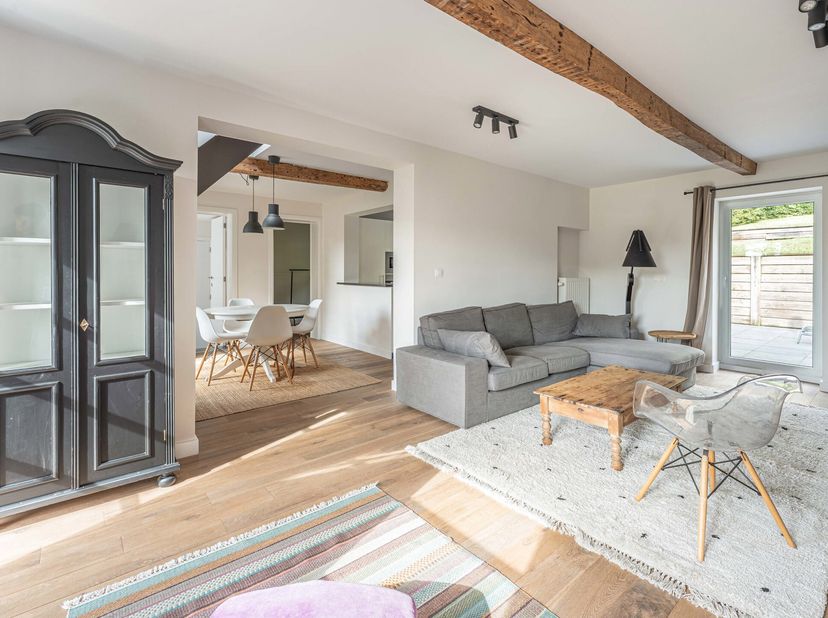 Charmante maison 4 façades entièrement rénovée et en excellent état.&lt;br /&gt;
Construite sur un terrain de +/- 8a 45ca avec terrasse &amp; jardin orientés Su