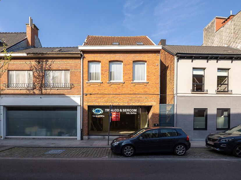 HANDELSPAND MET WOONST &lt;br /&gt;
 &lt;br /&gt;
 &lt;br /&gt;
Indeling:  &lt;br /&gt;
- kelder;  &lt;br /&gt;
- gelijkvloers: winkel met vooraan een rolluik, zij-ingang en afslui