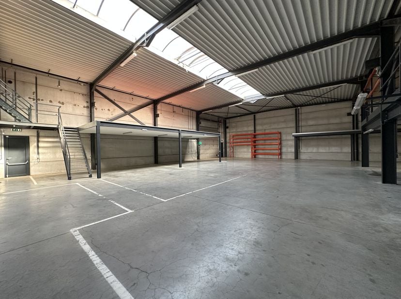 Spécifications: &lt;br /&gt;
Bureaux&lt;br /&gt;
- salle de réunion &lt;br /&gt;
- cuisine&lt;br /&gt;
- sanitaire&lt;br /&gt;
- salle de réception&lt;br /&gt;
- espace d&#039;archivage&lt;br /&gt;
