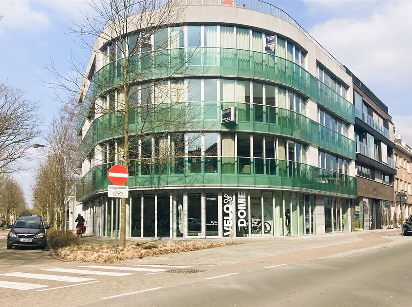 Uitstekend gelegen handelspand in het commerciële centrum van Brasschaat. &lt;br /&gt;
Indeling: winkelruimte (113m²), winkelruimte (238m²), 2 toiletten, ke