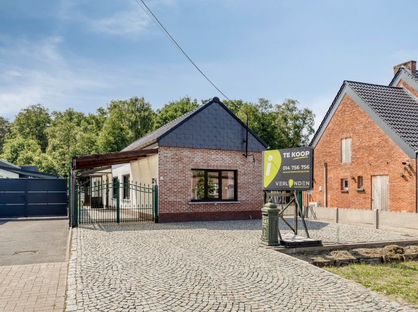 Deze charmante open bebouwing is gelegen in een zeer rustige en groene omgeving vlakbij het Olens Broek. De woning ligt op de grens van Olen en Herent