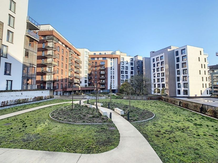 Lumineux appartement meublé de 68 m² + 8 m² de terrasse situé au 6ème étage d&#039;un immeuble récent, construit en 2017, La Résidence The Inside. Il compr
