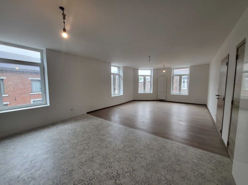 À LOUER – Magnifique appartement 3 chambres entièrement rénové à Bouffioulx&lt;br /&gt;
&lt;br /&gt;
Situé dans une petite résidence calme à Bouffioulx, ce superb