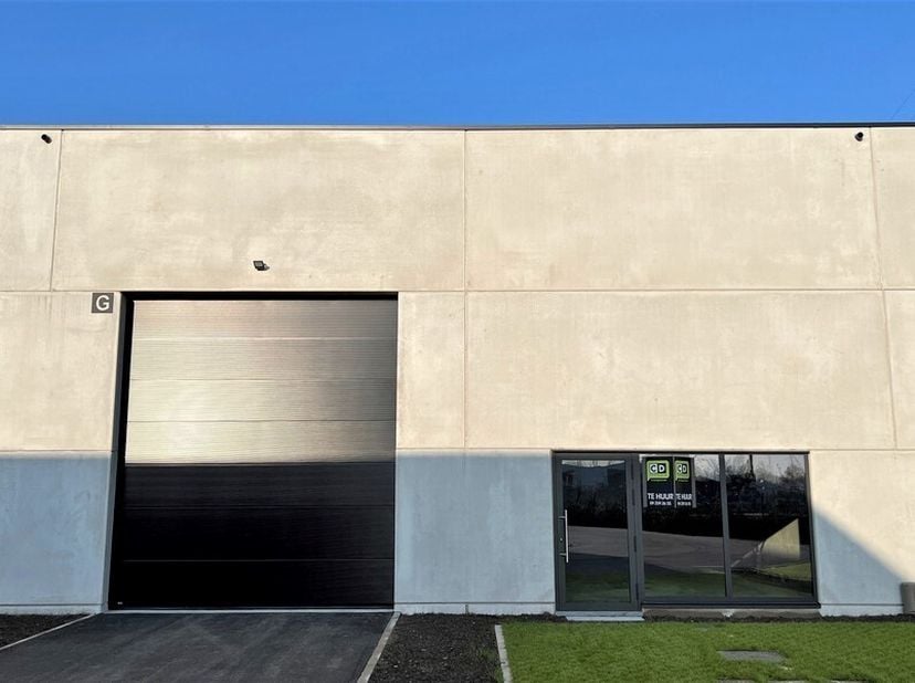 Entrepôt de 216m² (extensible à 432m² ou 648m²)&lt;br /&gt;
Emplacement : dans le parc d&#039;entreprises Kunstdal le long de la rocade R43 d&#039;Eeklo et à proximit