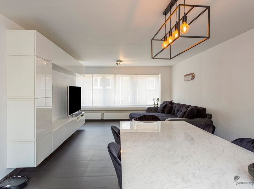 VUE D&#039;ENSEMBLE Maison unifamiliale rénovée avec 3 chambres spacieuses, panneaux solaires, climatisation et 2 emplacements. Cette propriété est située