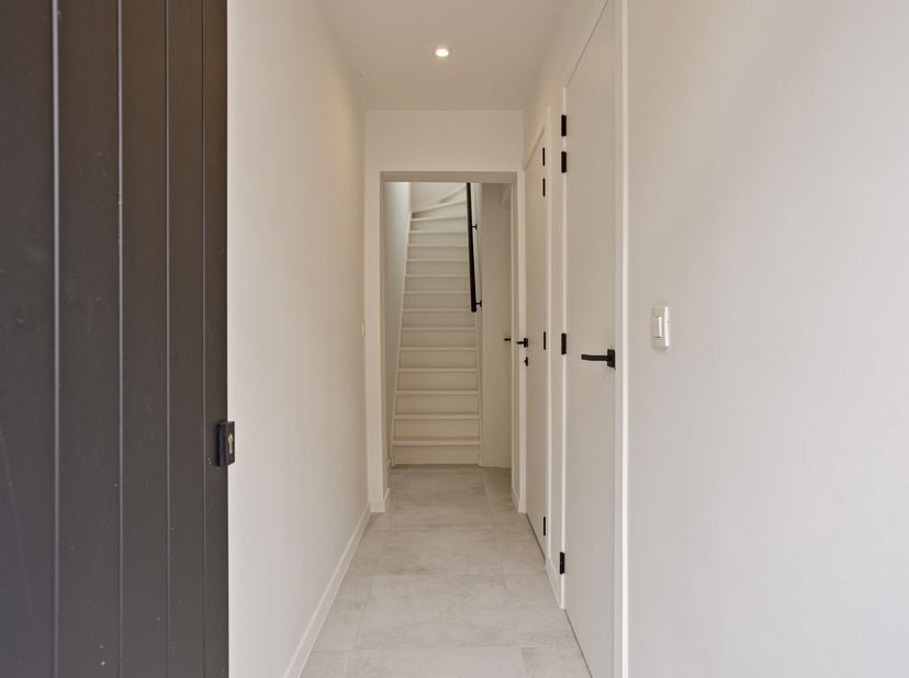 Cette maison à vendre dans la Boomgaardstraat 33 à Poperinge est située au calme tout en étant à quelques pas du centre. La maison a été rénovée de la