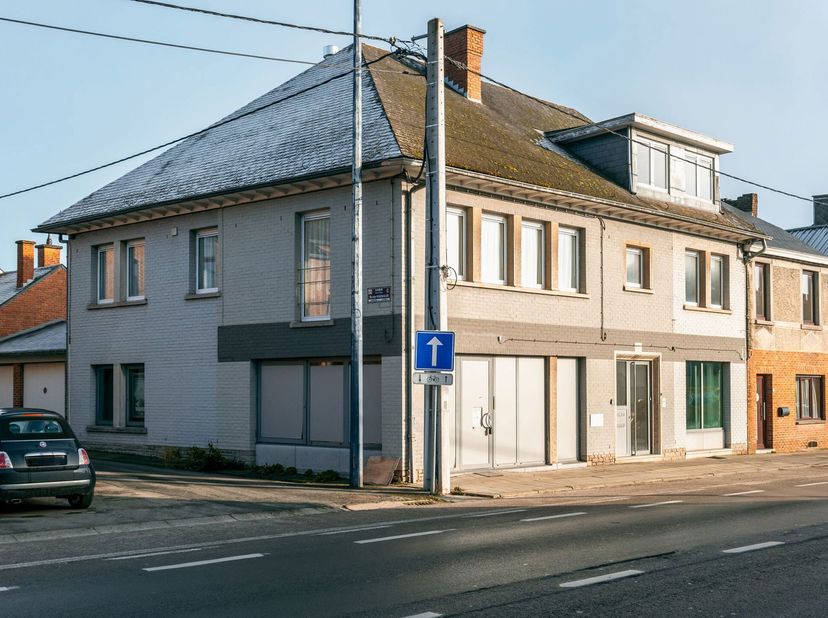 BELGRADE - Kantoor bestaande uit: een winkelruimte, een kantoorruimte, een keuken, een bijkeuken, twee aparte toiletten, waarvan een geschikt is voor