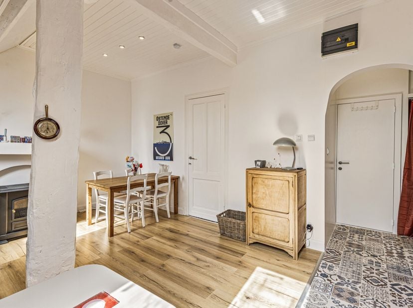 Achter deze imposante voorgevel treffen we dit charmant appartement te koop aan met 2 slaapkamers gelegen op de 4de verdieping (zonder lift). Deze bur
