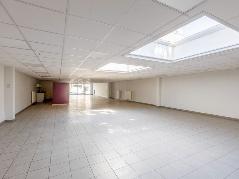 In het hart van Sint-Niklaas bevindt zich dit ruime handelspand van ca. 250 m², met bijhorende ondergrondse autostaanplaats voor twee wagens.&lt;br /&gt;
He