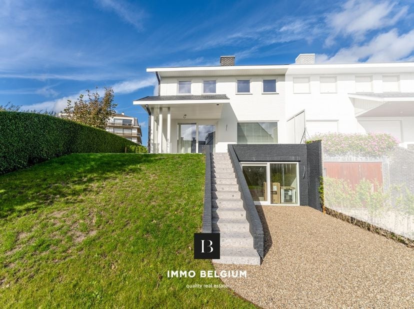 Cette villa jumelée haut de gamme a été entièrement rénovée sous la supervision du cabinet d&#039;architectes Studio Pien. La propriété est située à seulem