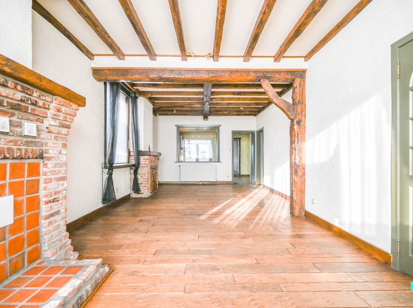 Deze charmante halfopen bebouwing, gelegen op een perceel van 146 m² en met een bewoonbare oppervlakte van 132 m² (volgens EPC-attest), biedt enorm ve