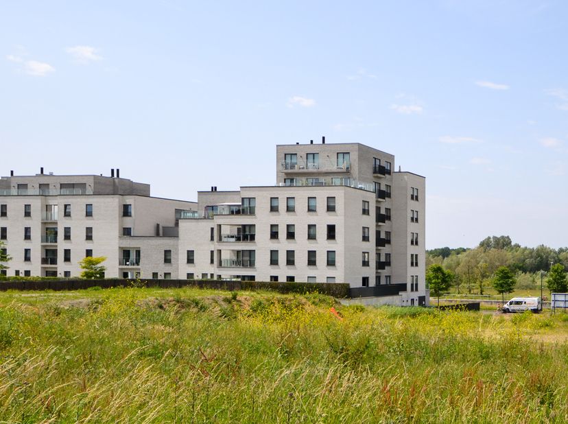 Cet appartement récent situé sur la Lys dans le centre de Harelbeke a été construit en 2015 et comprend : hall d&#039;entrée avec toilettes invités et vest