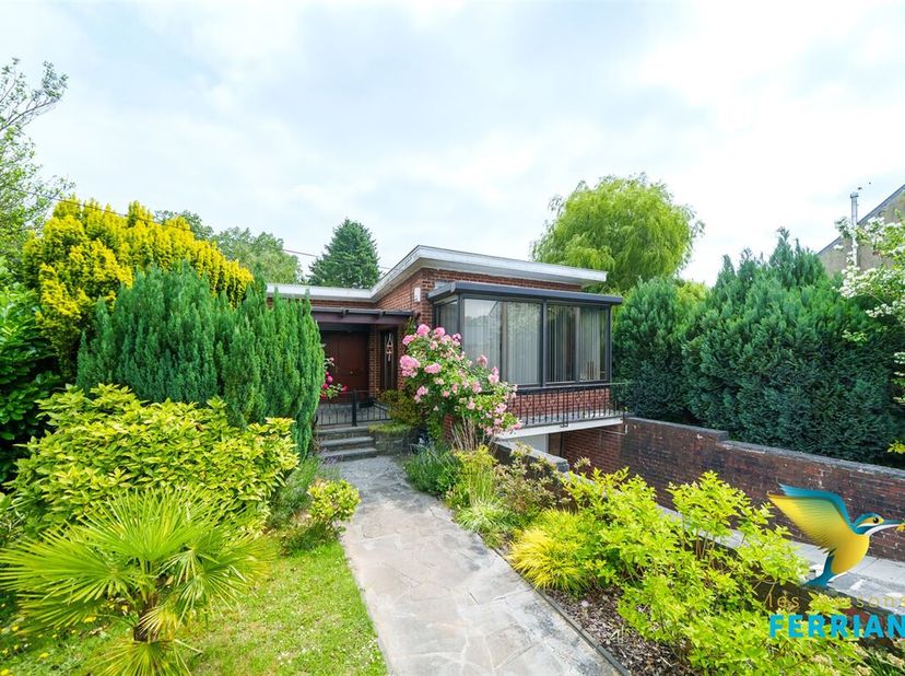 Visites au 0476/08.47.47.&lt;br /&gt;
Superbe Villa plain-pied très bien équipée avec garage et jardin comprenant: Hall d&#039;entrée, salon, salle-à-manger, cui