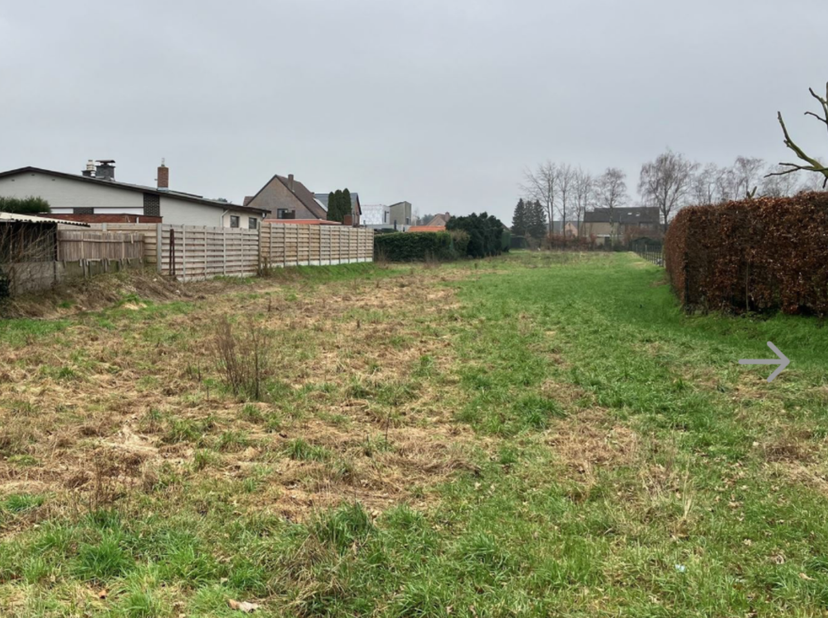 Rustig gelegen bouwgrond op circa 30,83 are ligging: deze grond is gelegen op amper slechts 300meter van het stadhuis CENTRUM gelegen met alle facilit