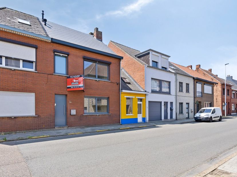 Deze in 2015 volledige gerenoveerde woonst geniet van een vlotte bereikbaarheid met tal van voorzieningen op wandelafstand. Daarnaast zijn de omliggen