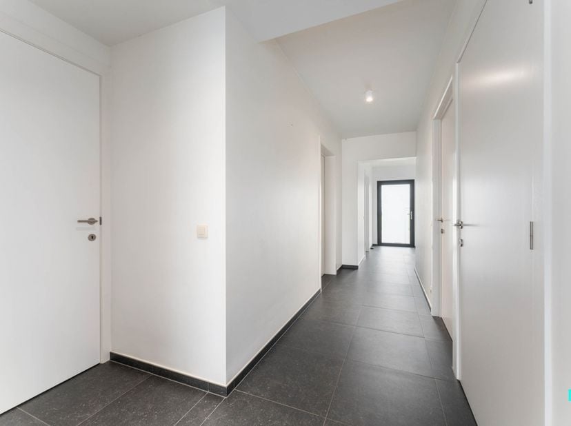 Dit multifunctioneel pand is gelegen op een perceel van 3410 m² op een aantrekkelijke, vlot bereikbare locatie tussen Hooglede en Gits. Op zoek naar e
