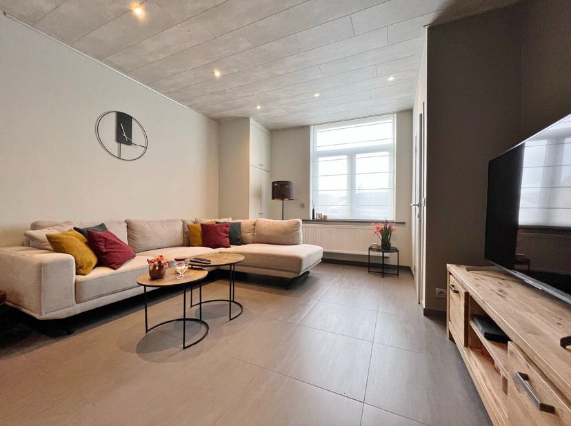 Maison économe en énergie rénovée (2019) à vendre dans le centre de Langemark avec 2 chambres spacieuses et une belle cour avec une sortie à l&#039;arrière