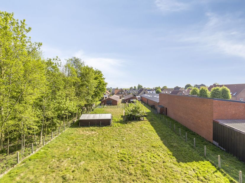 Langs de Groenestraat vlakbij de polders bevindt zich dit vrijstaand huis, dat op een gunstig georiënteerd perceel (2.600m²) gebouwd werd. Deze woonst