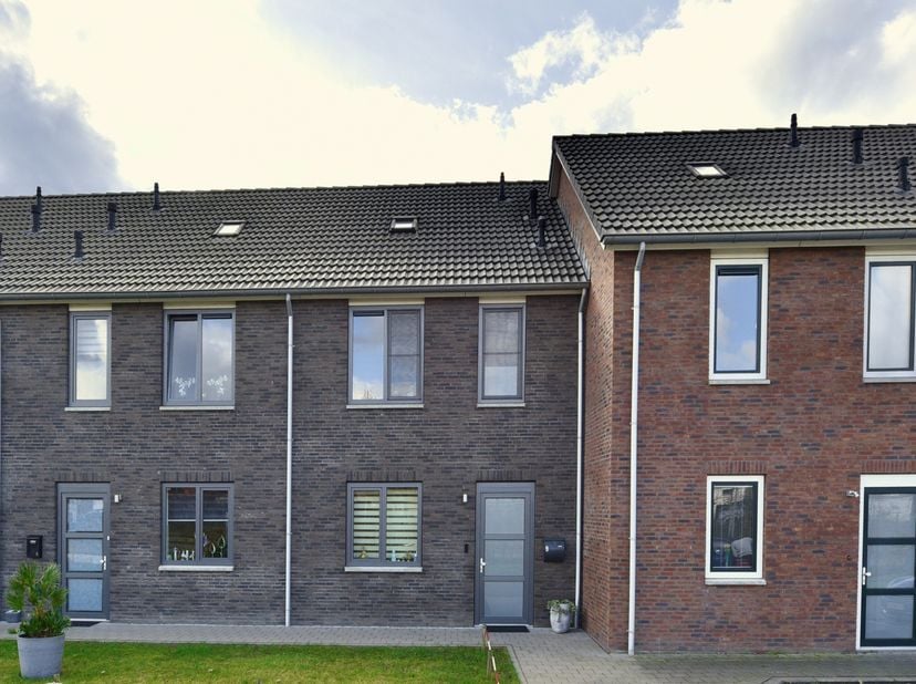 Deze centraal gelegen en gezellige woning zal u zeker charmeren door zijn rijkelijke lichtinval en volumineuze kamers. Bovendien is deze woning zeer e
