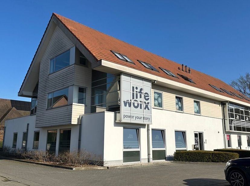 151m² kantoren op gelijkvloers&lt;br /&gt;
Ligging: commercieel gelegen langs Kortrijksesteenweg; op 5min van afrit E40 (Flanders Expo)&lt;br /&gt;
Indeling: land
