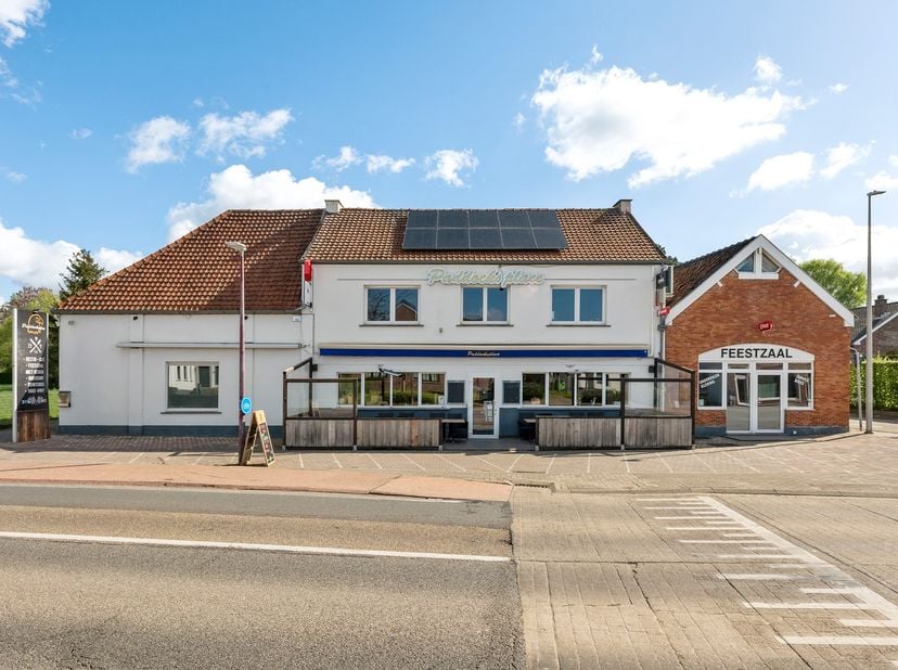 Horecagebouw (café &quot;Paddocksplace&quot;) bestaande uit een ingerichte eetcafé, feestzaal, bovenliggende woonst en een aparte garage in het tuingedeelte.&lt;br