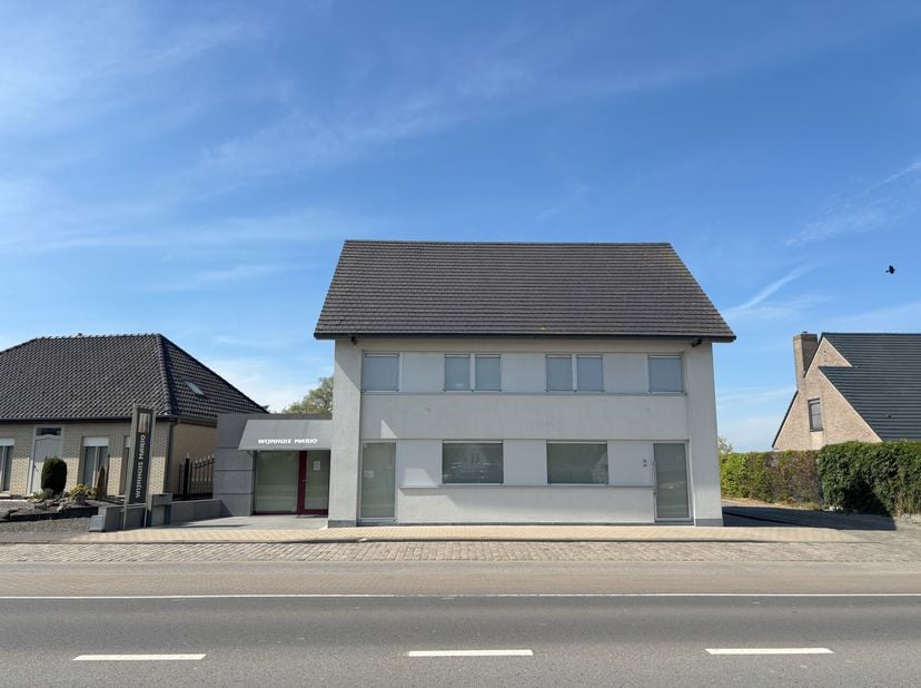 Veelzijdig pand dat wonen en werken perfect combineert. Instapklare ruime alleenstaande woning, goed onderhouden, met veel lichtinval. Ideaal voor uw