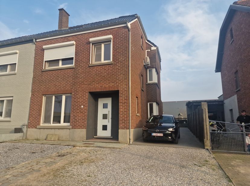 Maison familiale avec potentiel en périphérie de BorgloonDécouvrez cette charmante maison à trois façades avec grand jardin, située dans un endroit ca