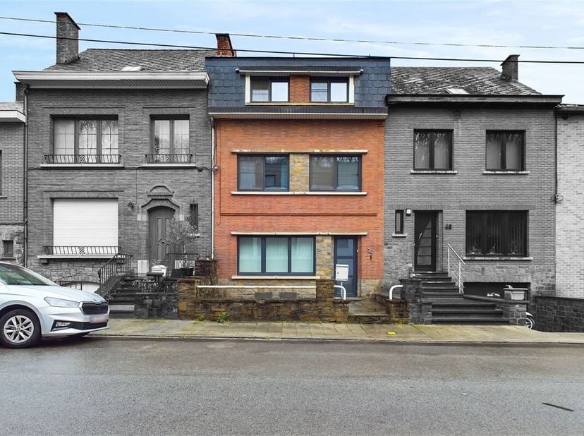 OPTION - INNOV&#039;EXPERT immobilière vous invite à venir découvrir cette spacieuse maison  de +/- 140 m2 habitables, idéalement située à JAMBES, à proxim