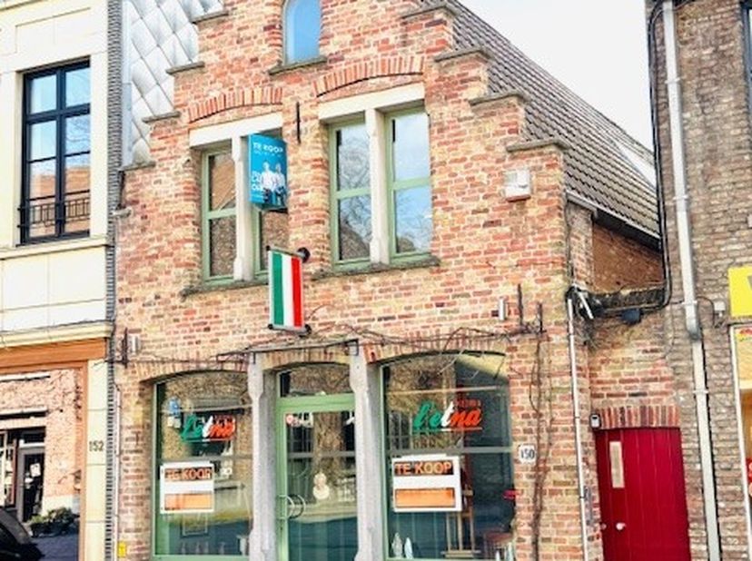 Dit gezellige restaurant is gelegen in de bruisende Katelijnestraat en is op de benedenverdieping volledig uitgerust met een keuken, pizza-oven, bar,