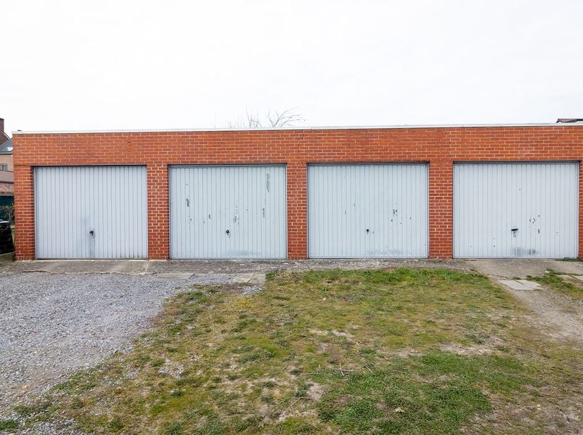 LOT 2: GARAGEBOX  &lt;br /&gt;
 &lt;br /&gt;
Garagebox (Lot 2) gelegen nabij centrum en station van Landen.  &lt;br /&gt;
De garagebox is voorzien van een manuele poort