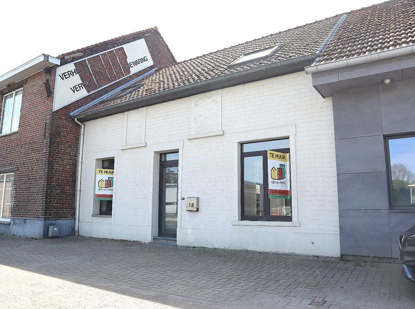 Dit mooi gerenoveerde rijwoning beschikt over 4 slaapkamers en een bureauruimte.  Achteraan is er de tuin met zonneterras en garagebox. De locatie is