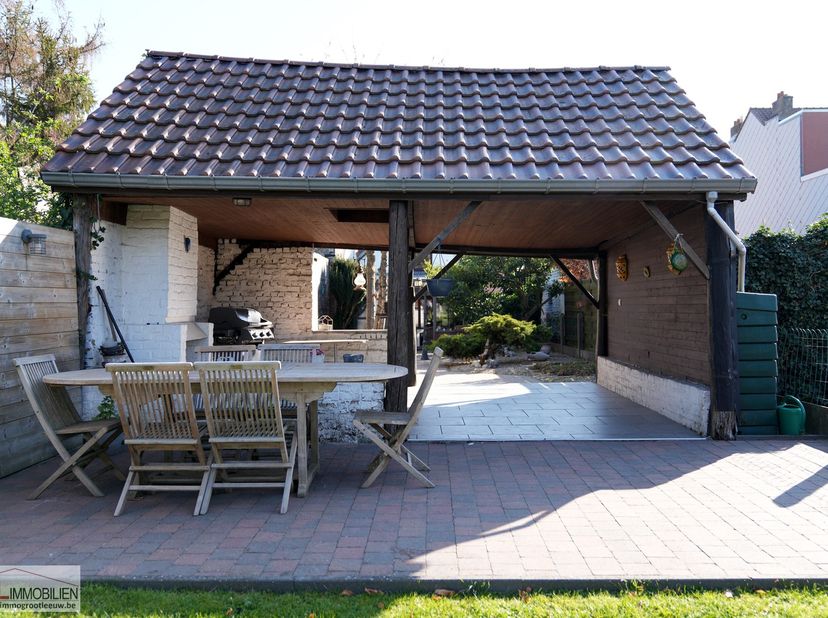 Immo Groot Leeuw stelt u met plezier deze charmante en authentieke woning voor, gelegen in de Camille Leunenstraat.&lt;br /&gt;
&lt;br /&gt;
De woning dateert van